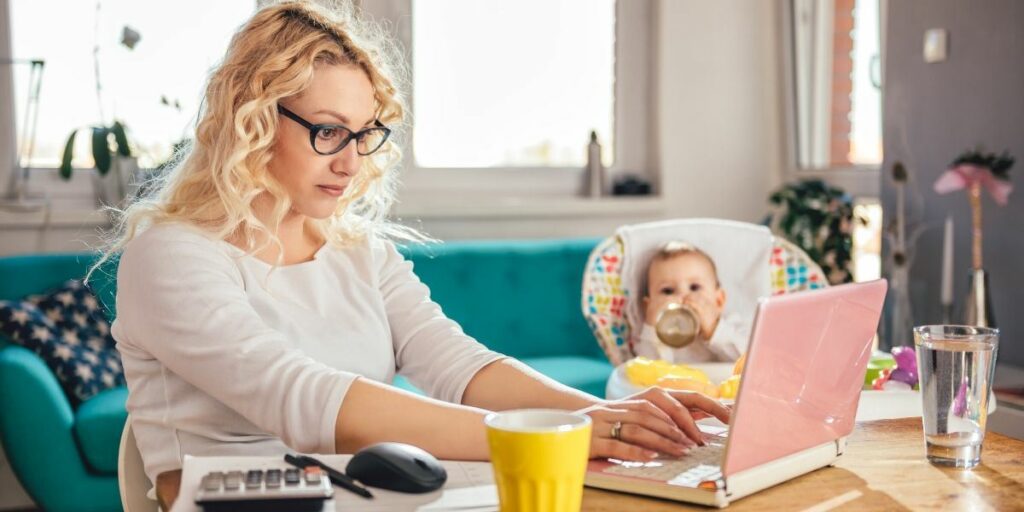 e-therapy therapist works from home with baby