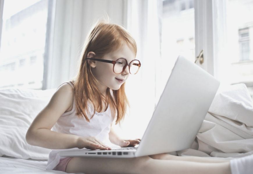 girl at home with laptop